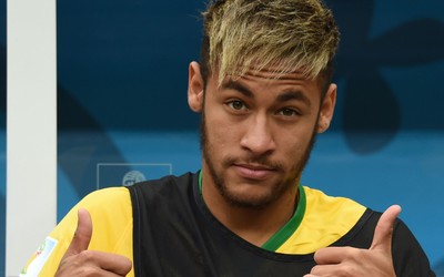 冠竞电竞动态-加纳队球迷高举国旗感动世界